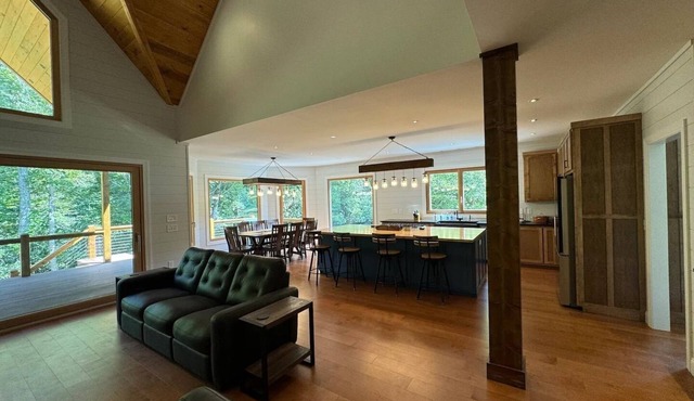 New Riverfront Retreat – Ultimate Privacy, Stunning Views, & Dog-friendly! in Bryson City