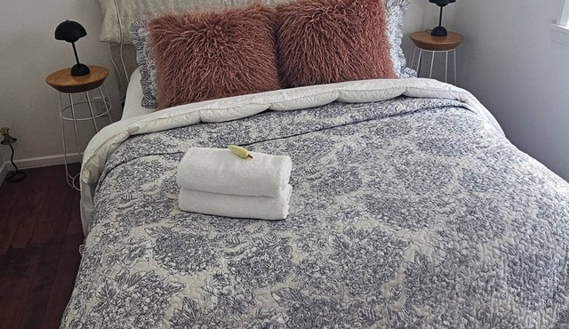 Nice 1-bedroom bed & breakfast with AC in Auckland, 350 meters from beach.