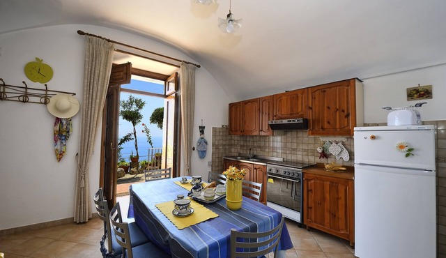 Nice and Romantic Apartment with Sea View