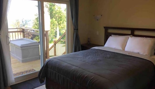 Oasis Beach Cottage-Waterfront-Wifi-AC-4Season-BBQ in Tiny
