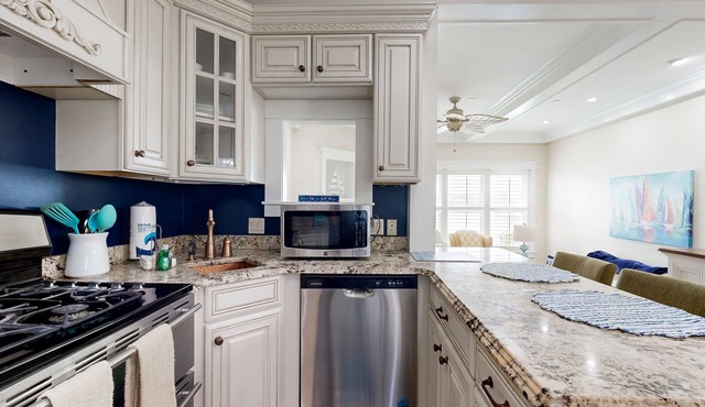 Oceanfront condo with fireplace, central AC, grill, washer/dryer & shared dock in Edgecomb