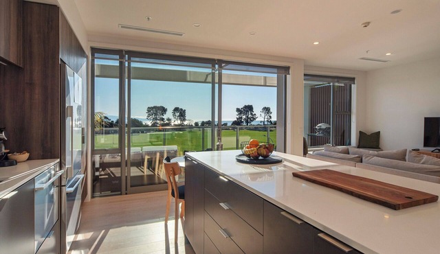 Oceanview Beach Apartment with Spa Pool & Swimming Pools