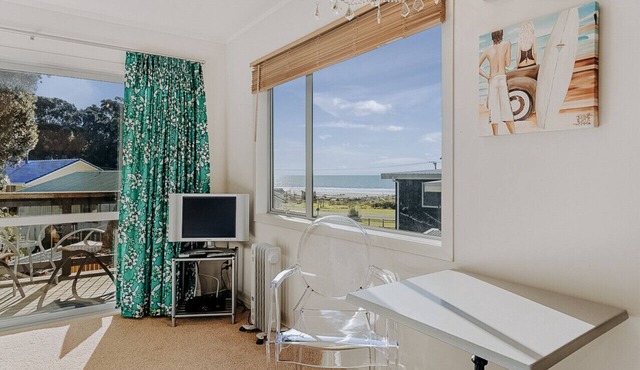 One bedroom studio with kitchenette and sea views