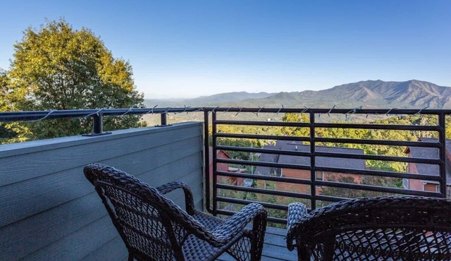 Outstanding Mt. LeConte View/Indoor Pool & Hot Tub