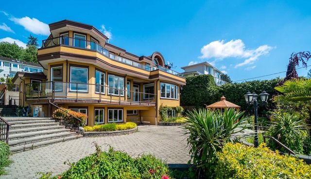 *Panoramic Water View* Deep Cove Luxury living in North Vancouver
