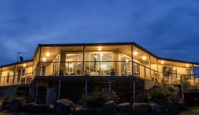 Peace & privacy on mountain topnSpectacular rural & coastal views in Pointer Mountain