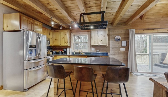 Peaceful Home with Waterfall Views, Full Kitchen, Gas Fireplace, And Wifi