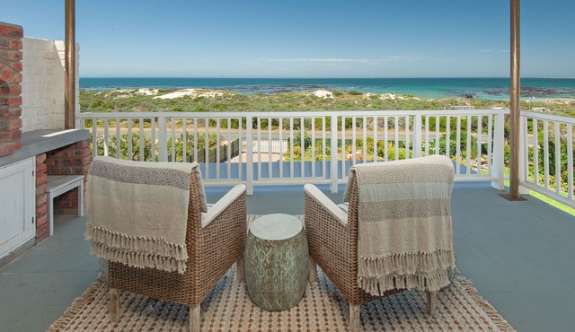 Pearly Beach House - Four Bedroom House, Sleeps 8