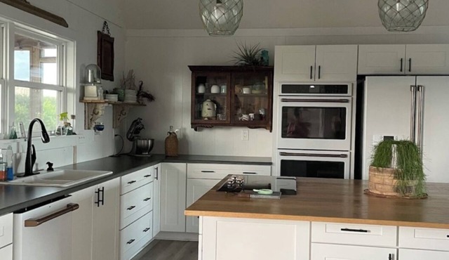 Pet Friendly 5-bedroom cottage just a 16-minute walk to Outer Banks Beaches in Kitty Hawk