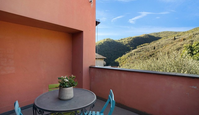 Pet-Friendly Apartment Immerso nel Verde with Mountain View, Terrace & Wi-Fi in chiusavecchia