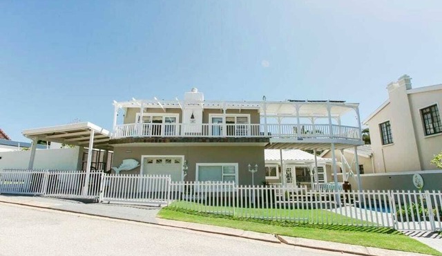 Pet-Friendly Jeffreys Bay Beach House with Private Pool, 50m to Beach - Sleeps 7