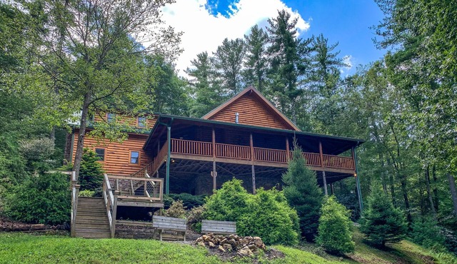 Pine Log Lodge - Hot Tub, WiFi, Creek Access & Pet Friendly