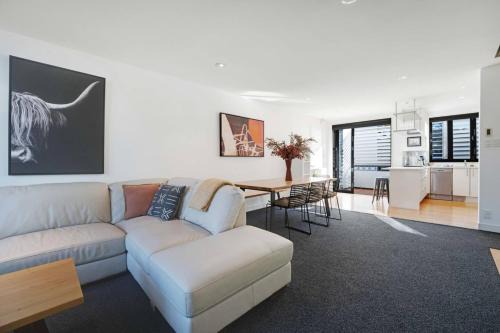 Ponsonby 4BR Townhouse w Parking - Walk to Shops