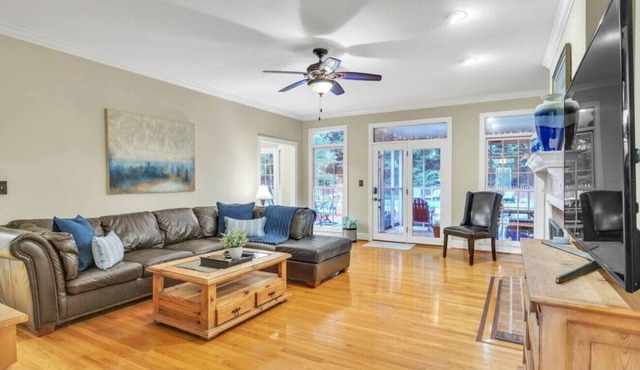 Poolside Retreat @ Lake Bowen~ 30 Min Greenville