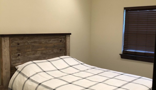 Private lodge in Harper, Tx w/Outdoor fireplace & covered patio Family friendly in Harper