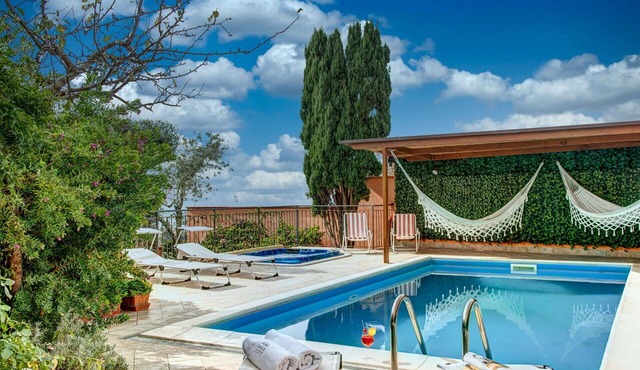 Private Villa with private pool, A/C, hot tub, WIFI, TV, patio, panoramic view, close to Sorrento