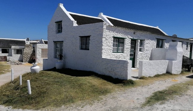 Quaint 1 Bedroom Apartment with sea view