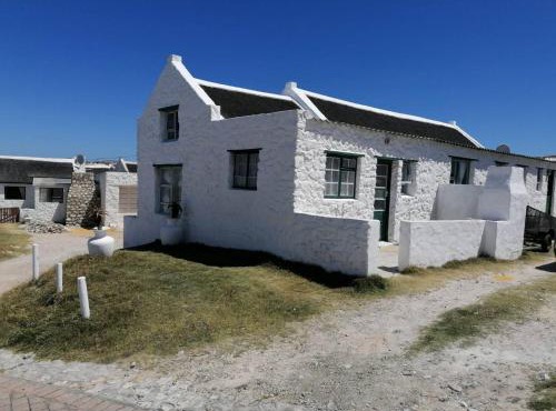Quaint 1 Bedroom Apartment with sea view