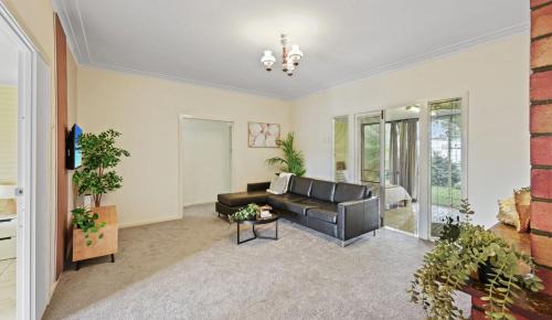 Queen Bed Shared Bath, 5BR Home In Beenleigh For 2 Bedroom1