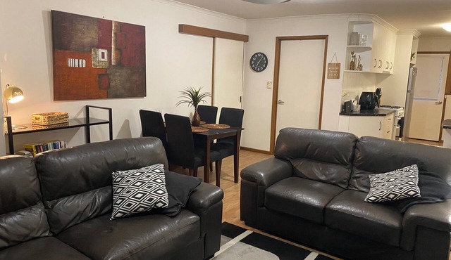 Quiet and comfortable 2 bedroom apartment, 65 inch Smart TV in Wodonga