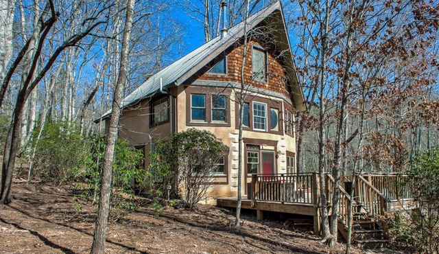 Quiet, Funky Retreat with Game Room and Hot Tub