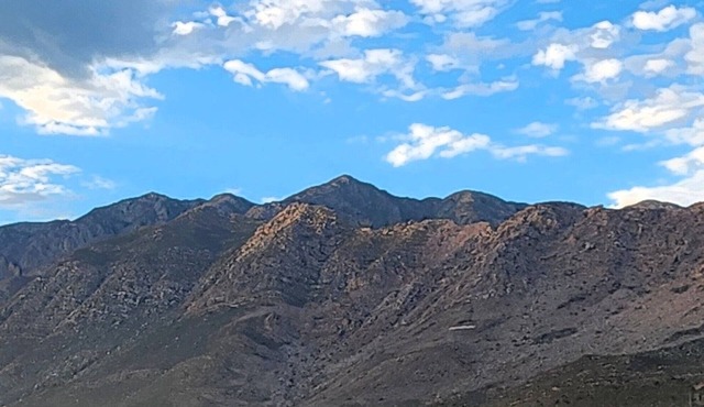 Quiet guest cottage by nature reserve with mountain views. Close to amenities,