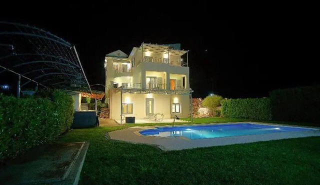Relax in the private Luxury Villa Dion and enjoy your vacation in Messinia. in Chalazoni