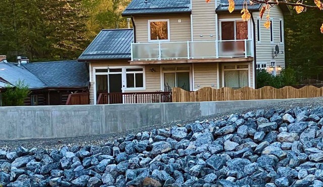 Riverfront Bragg Creek Home - The Perfect Getaway w/spacious deck in Bragg North