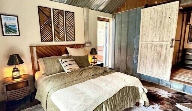 Rustic Asheville Stay- Hot Tub+ Fire Pit. Near Biltmore, Downtown & Trails. Pets