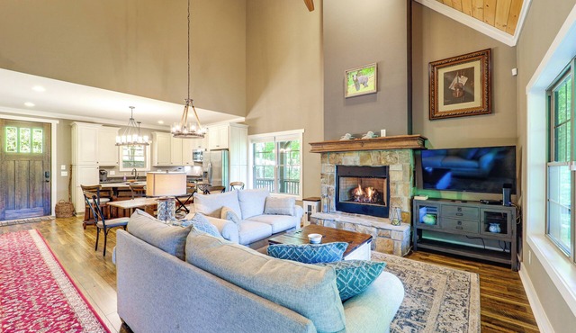 Screened Porch! Wooded Getaway in North Cove