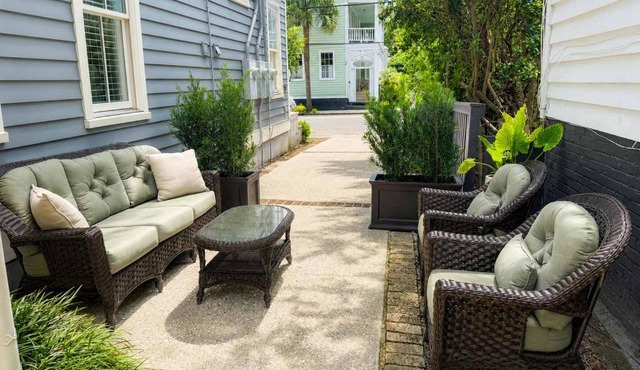 Secluded Courtyard & Parking - 2 Blocks to King