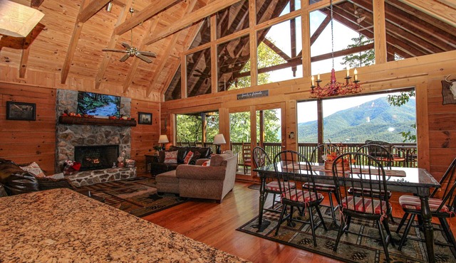 Secluded Mountain Cabin, Amazing Views, Hot Tub,2 Miles to the GSM National Park