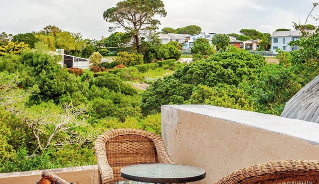 Serene 2-Bedroom Apartment in Gqeberha with River Views