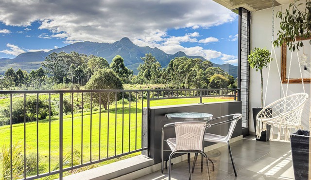 Serene 2-bedroom apartment with AC & Mountain View in George