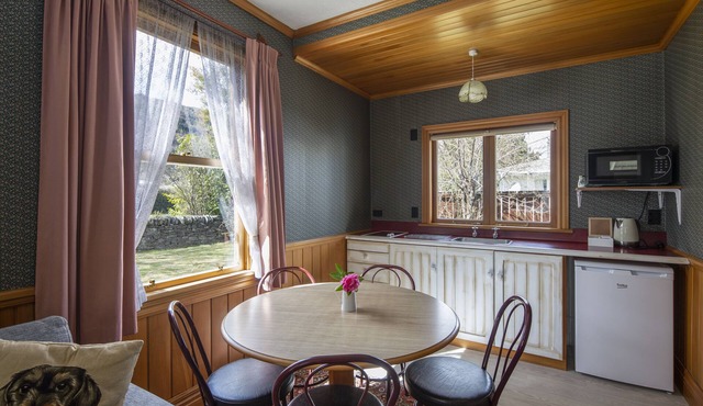 Settlers Cottage Motel