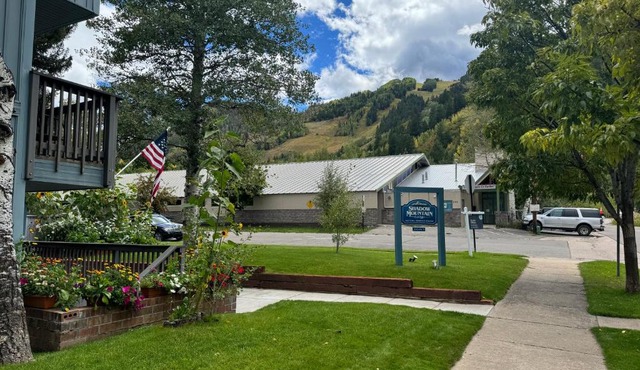 Shadow Mountain Lodge