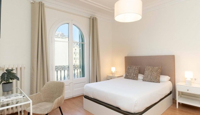 SibsBcn-PaseodeGracia Luxury Exclusive Gaudi Family Friends in Barcelona