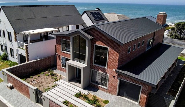Skuinsklip | Elegant Coastal Retreat | Kleinmond Beach | Sea View
