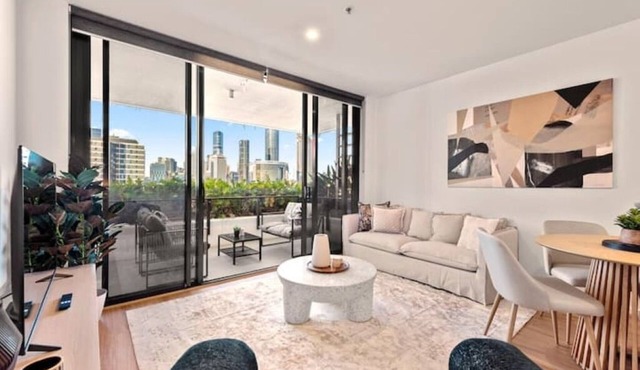 Skyline Views & Pool | 2 King Beds, 2 Baths | Walk to South Bank | Free Parking