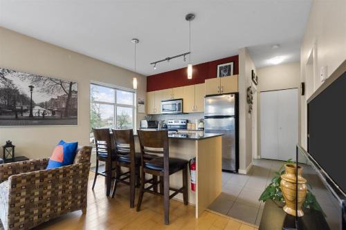 Skytrain accessible, Free Parking, Gym, 2 Bedroom Sleeps 6 Central Apartment with easy access to downtown Vancouver in North Surrey