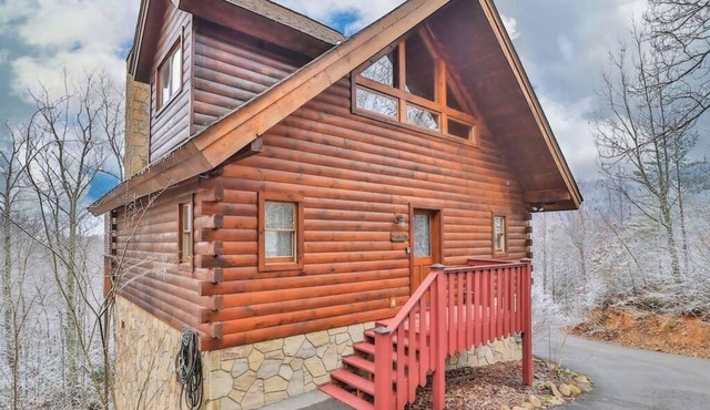 Snuggle Bug by Beyond Expectations: Cozy 1BR Cabin w/Hot Tub & Golf Nearby