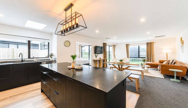 Spacious 4BR Home | Spa and Two Lounges + Games