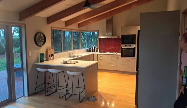 Spacious 5 Bedroom House in Ngāhinapōuri Family Retreat