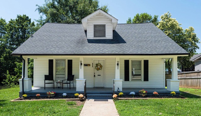 Spacious 5-bedroom house in perfect Forest City downtown, restaurants with AC