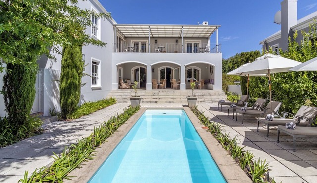 Spacious 5BR house in peaceful area in Franschhoek with pool/Braai & Mntain view