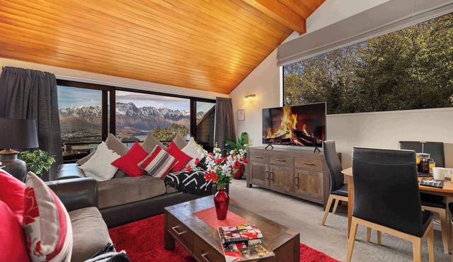 SPACIOUS ALPINE LAKE VIEW SPA TOWNHOUSE WALK TO TOWN