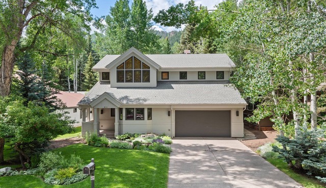 Spacious and cozy 5,000sf retreat walking distance to downtown!