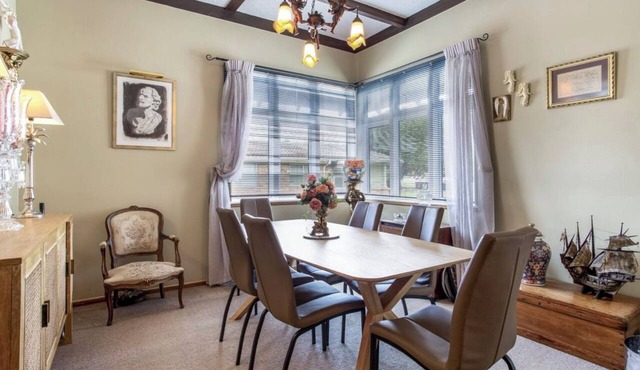 Spacious Family Retreat Near Cornwall Park