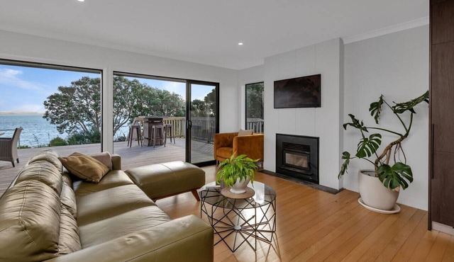 Spacious Home Waterfront and Hot Tub