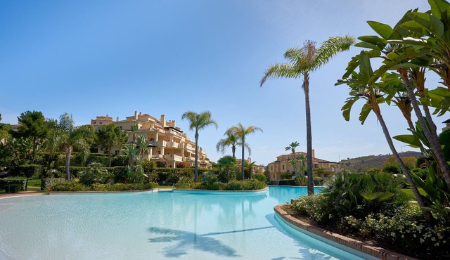 SPACIOUS LUXURY APARTMENT WITH SWIMMING POOLS, SPA AND GYM ON COSTA DEL SOL in Benahavís